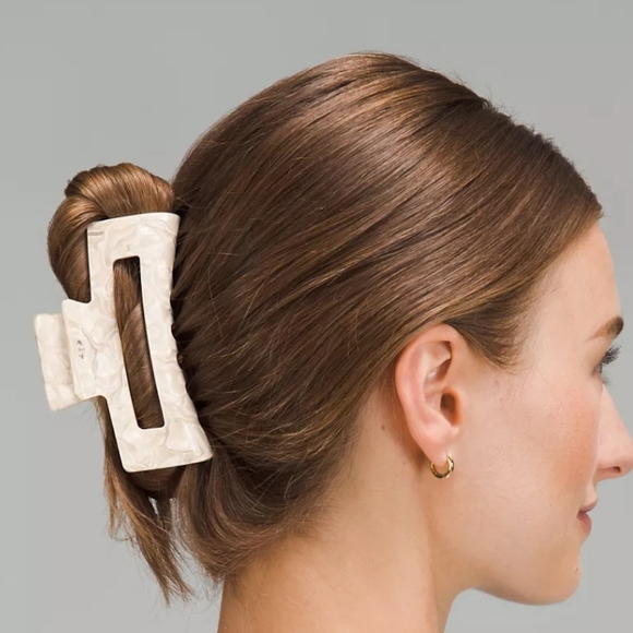 lululemon athletica Ivory Hair Claw Clip - Picture 3 of 3